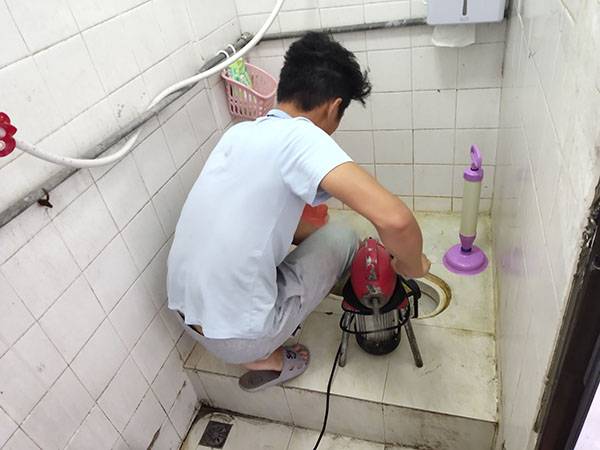 贵阳管道堵塞冒臭气 专业师傅现场解决问题