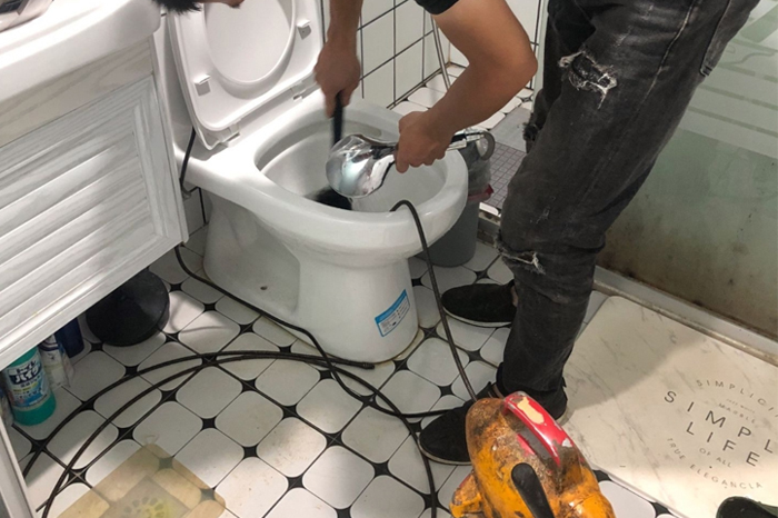 贵阳马桶堵塞自己疏通还是找师傅?专业上门服务让你省时更省心